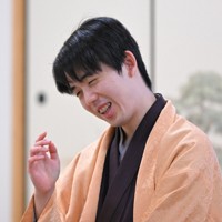 投了して一礼する永瀬拓矢九段（左）。右は勝利した藤井聡太王将＝大阪府高槻市の関西将棋会館で2026年3月26日午後3時34分、西村剛撮影