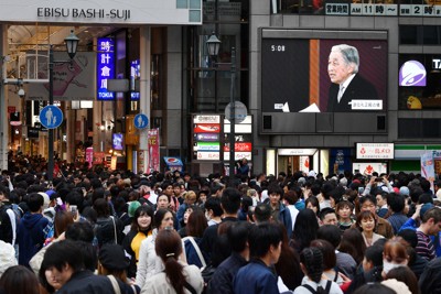 道頓堀では平成の天皇陛下（現在の上皇さま）の最後のおことばを伝える映像が大型ビジョン（右奥）に映し出された＝大阪市中央区で2019年4月30日、木葉健二撮影