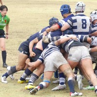 ＜桐蔭学園・秋田工＞後半28分、ラインアウトモールでトライにつなげた桐蔭学園のFW陣（左側）＝撮影・前川　晋作