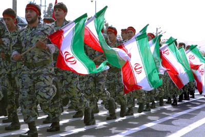 一時停戦はいつか。写真はイラン革命防衛隊のパレード（Bloomberg）
