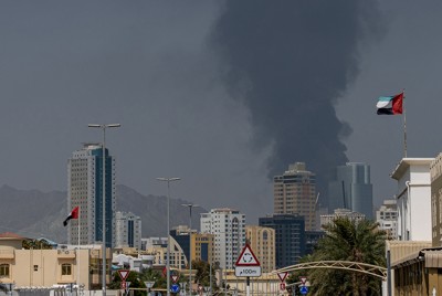 イランの攻撃で黒煙が上がるUAEフジャイラの産業区域 Bloomberg 