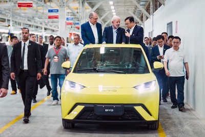 ブラジル工場でブラジルのルラ大統領（車上中央）に説明するBYDの王伝福会長（同右、 BYD提供）