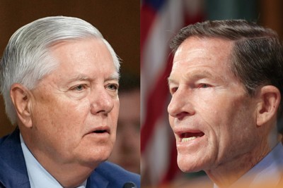 左から共和党のリンゼー・グラハム米上院議員、民主党のリチャード・ブルーメンソール上院議員。所属する党は違うが、米新保守主義（ネオコン）の代表的な人物たちだ（Bloomberg）