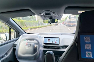 深圳市内を走る無人運転のロボタク。中国検索大手のバイドゥのシステムが載っていた。運転席のハンドルにはビニールシートのようなものがかけられていた（中国深圳市で2025年7月、筆者撮影）