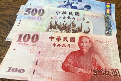 現在の台湾ドル紙幣。孫文や少年野球の子どもたちが印刷されている (筆者撮影)
