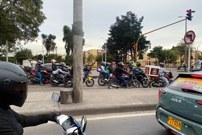 通勤・通学時間帯は、バイクの集団が道路を駆け巡る（ボゴタ市内で）(筆者撮影)
