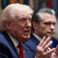 閣議で発言するトランプ米大統領＝ワシントンのホワイトハウスで26日、ロイター