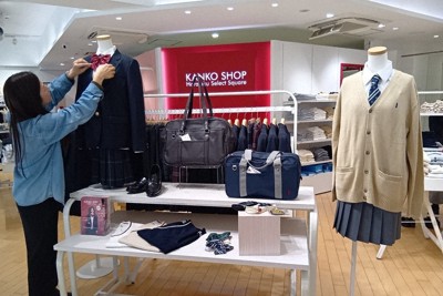 「制服風」の衣服を販売、レンタルしている「カンコーショップ原宿」＝東京都渋谷区で11日、榊真理子撮影