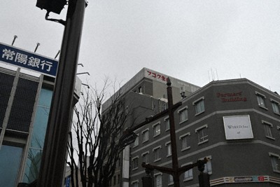 福島市の中心街に設置されたAIカメラ＝同市本町のまちなか広場で2026年3月26日、錦織祐一撮影