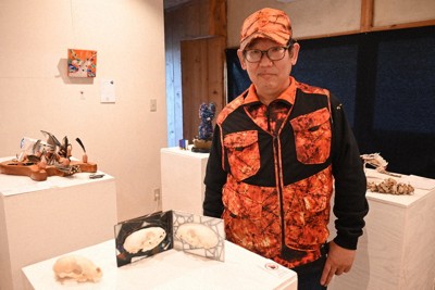 「命を頂くこと、生きることの意味をアートを通じて考えてほしい」と話す阿久津勝さん＝須賀川市西の内町のアトリエ喫茶たろうで2026年3月24日、錦織祐一撮影