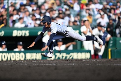 【大阪桐蔭－三重】八回裏三重1死二、三塁、大西新史の犠飛で三塁から代走・中西優斗が生還＝阪神甲子園球場で2026年3月26日、西夏生撮影