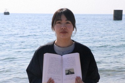長生炭鉱をテーマに卒論を書いた古都紫苑さん。この1年でピーヤ（後方）を見る目も変わった＝山口県宇部市西岐波の床波海岸で2026年3月21日午前9時30分、綿貫洋撮影