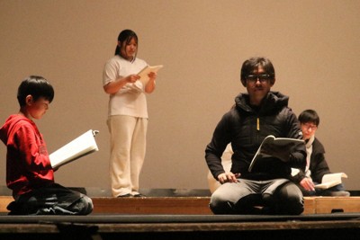 練習を重ねる立花役の江口さん（右から2人目）らくもで座団員＝福岡県柳川市上宮永の水の郷ホールで2026年2月27日、降旗英峰撮影