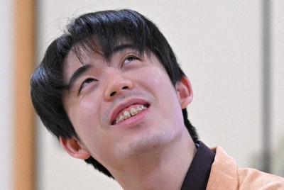 第75期王将戦第7局で永瀬拓矢九段に勝利し、感想戦で対局を振り返る藤井聡太王将＝大阪府高槻市の関西将棋会館で26日、西村剛撮影