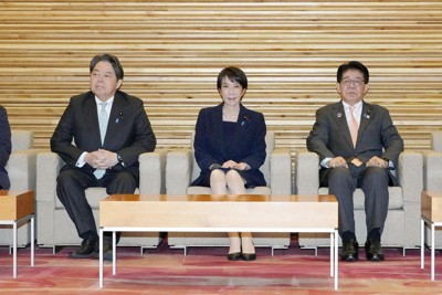 閣議に臨む高市首相（中央）ら＝27日午前、首相官邸（共同）