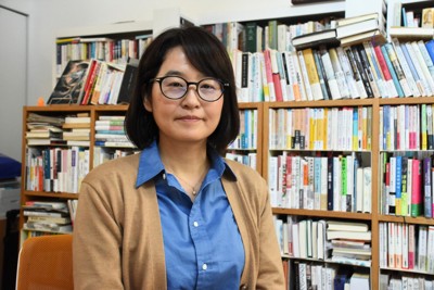 上智大教授、小川公代さん＝東京都杉並区で2026年2月23日、小国綾子撮影