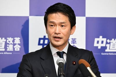 記者会見する中道改革連合の小川淳也代表＝国会内で2026年3月27日午前10時31分、平田明浩撮影