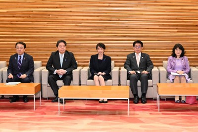 閣議に臨む高市早苗首相（中央）。左から赤沢亮正経済産業相、林芳正総務相、右から片山さつき財務相、金子恭之国土交通相＝首相官邸で2026年3月27日午前9時13分、平田明浩撮影