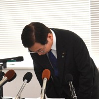 「すべての皆さんに申し訳ないという気持ち」と記者会見で頭を下げる愛媛県西条市の高橋敏明市長＝同市で2026年3月27日、松倉展人撮影