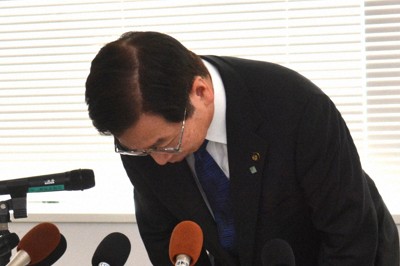 「すべての皆さんに申し訳ないという気持ち」と記者会見で頭を下げる愛媛県西条市の高橋敏明市長＝同市で2026年3月27日、松倉展人撮影