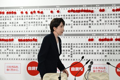 自民党開票センターでテレビ中継のインタビューを終え、候補者の名前に多くの花がつく掲示板の前を歩く高市早苗首相＝同党本部で2026年2月8日午後10時26分、平田明浩撮影