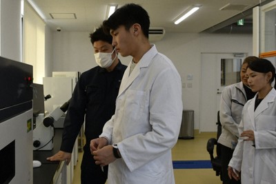 工場長から精密機械の使い方を教わるムンファールダルさん（中央）とエンフジンさん（右）＝横浜市港南区の黄金メッキ工場で2026年1月19日、國枝すみれ撮影