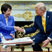 訪米した高市早苗首相（左）と握手するトランプ米大統領＝ワシントンで2026年3月19日、ロイター
