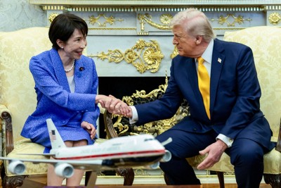 訪米した高市早苗首相（左）と握手するトランプ米大統領＝ワシントンで2026年3月19日、ロイター