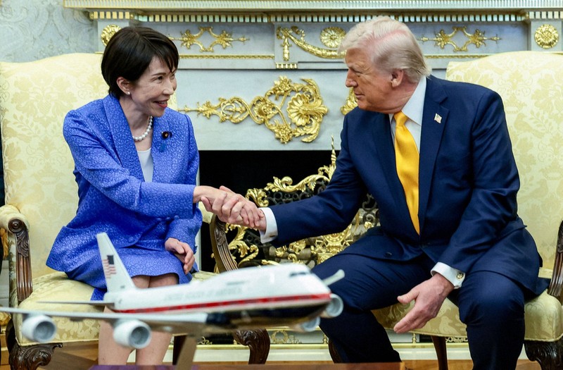 訪米した高市早苗首相（左）と握手するトランプ米大統領＝ワシントンで2026年3月19日、ロイター