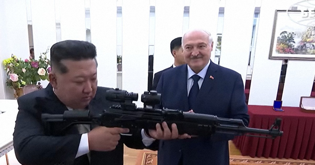 ベラルーシ大統領、金正恩氏にライフル銃プレゼント　平壌会談で