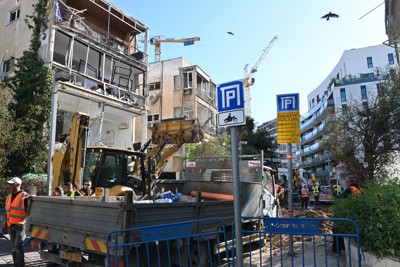 イランのクラスター弾が着弾し、破壊された住宅や道路＝イスラエル中部テルアビブで2026年3月24日午後3時28分、松岡大地撮影