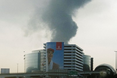 無人機攻撃により国際空港近辺で立ち上る黒煙＝アラブ首長国連邦（UAE）ドバイで2026年3月16日、ロイター