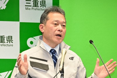 外国人の職員採用に関して話す一見勝之知事＝三重県庁で2026年1月8日午前10時55分、渋谷雅也撮影