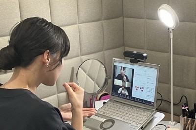 資生堂の「聴覚障がい者向けオンライン美容相談サービス」で、パソコンの画面越しに手話で対応する美容部員＝東京都港区で（同社提供）