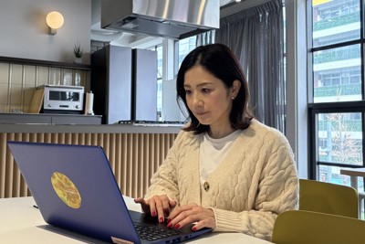 仕事に打ち込む杉千郷さん。キャリアコンサルタントの資格も取った＝名古屋市千種区で2026年3月18日午前10時37分、酒井志帆撮影