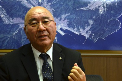 取材に応じる岩手県大槌町の平野公三町長＝同町役場で2026年2月25日、山中宏之撮影