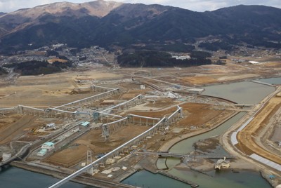 岩手県陸前高田市では最大12メートルのかさ上げのために、山からの土砂を運ぶための巨大ベルトコンベヤーが一時的に建設された＝陸前高田市で2015年2月28日、本社機「希望」から山本晋撮影 