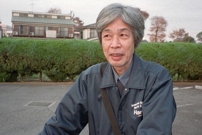 漫画家のつげ義春さん＝東京都調布市で、鈴木琢磨撮影