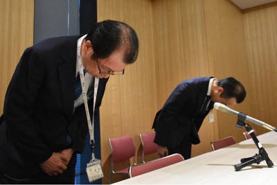 謝罪する川崎市立川崎病院の幹部ら＝同市役所で2026年3月27日午後2時50分、葛西大博撮影
