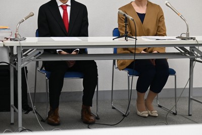 2015～16年のいじめ被害に関する民事訴訟で、判決後に記者会見した当時の男児（左）と母親＝横浜市中区で2026年3月27日午後3時42分、矢野大輝撮影