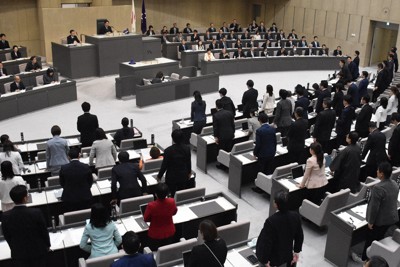 東京都の2026年度一般会計予算などに賛成し起立する議員たち＝東京都新宿区西新宿2の都議会議事堂で2026年3月27日午後2時38分、遠藤龍撮影