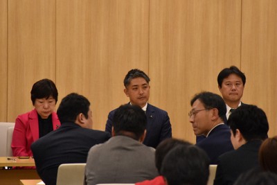 議連が設立され、開かれた総会に出席する小松大祐氏（中央）＝東京都新宿区の都議会議事堂で2026年3月27日午後3時44分、田中綾乃撮影