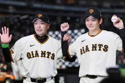 【巨人－阪神】開幕戦に勝利し笑顔で阿部慎之助監督（左）と写真に納まる巨人の竹丸和幸＝東京ドームで2026年3月27日、吉田航太撮影