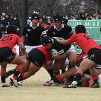 ボールを保持し、相手のタックルを受けながら前進する熊谷の選手＝埼玉県熊谷市の熊谷ラグビー場で2026年3月25日、川村咲平撮影
