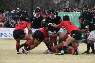 ボールを保持し、相手のタックルを受けながら前進する熊谷の選手＝埼玉県熊谷市の熊谷ラグビー場で2026年3月25日、川村咲平撮影