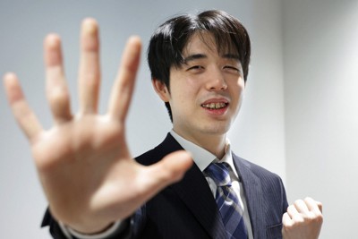 王将戦5連覇から一夜明け、カメラに向かってポーズを取る藤井聡太王将＝大阪府高槻市の関西将棋会館で2026年3月27日午前8時59分、西村剛撮影