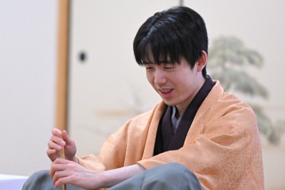王将戦第7局の感想戦で対局を振り返る藤井聡太王将＝大阪府高槻市の関西将棋会館で2026年3月26日午後4時51分、西村剛撮影
