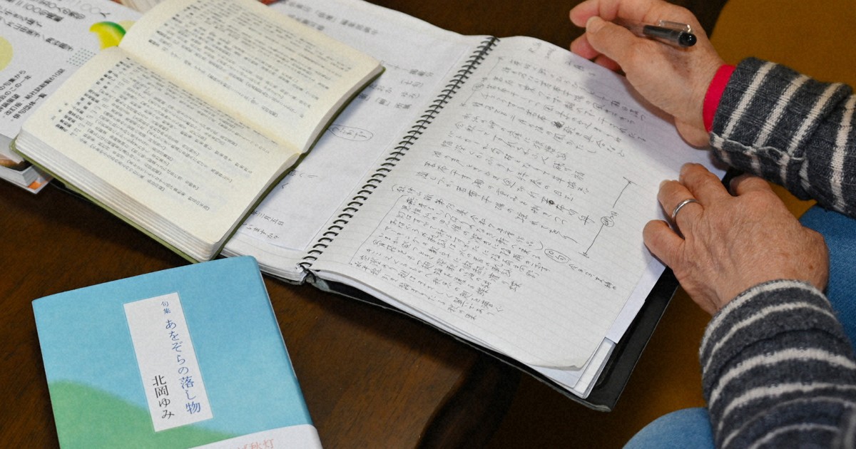 三面鏡に向かう母の記憶よみがえり　俳句に宿る日常の非日常