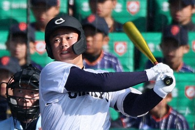 【中京大中京－八戸学院光星】一回表中京大中京2死一、二塁、松田知輝が適時二塁打を放つ＝阪神甲子園球場で2026年3月27日、長澤凜太郎撮影