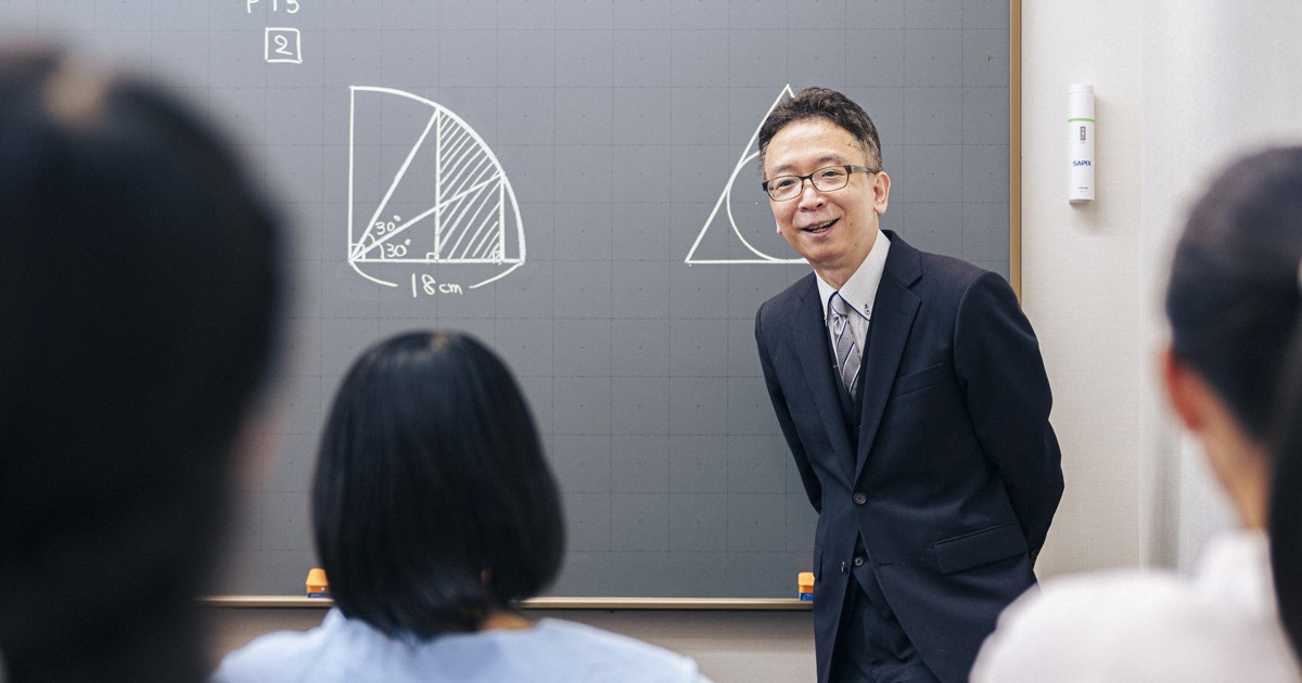 授業をする溝端宏光さん＝SAPIX提供